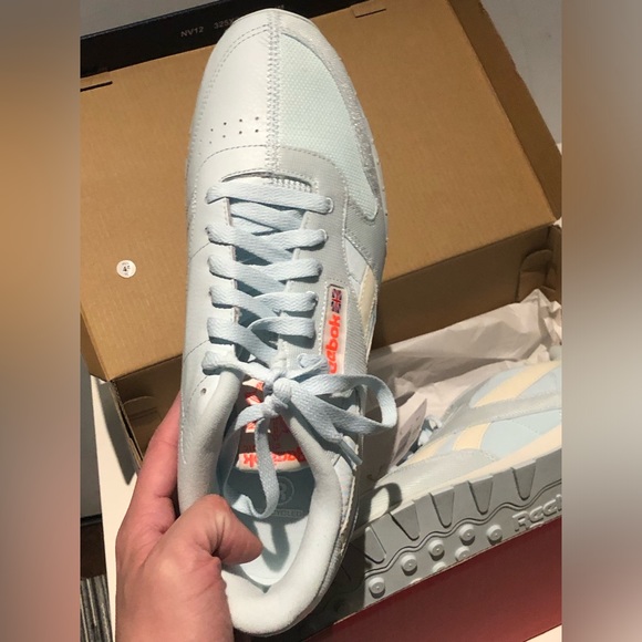 Reebok Classic Leather Sneakers in light blue/fluorescent orange/white - Picture 5 of 12